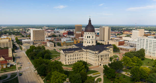 pochi sono in giro domenica presso l'edificio della capitale dello stato del kansas a topeka ks - kansas topeka state capital foto e immagini stock