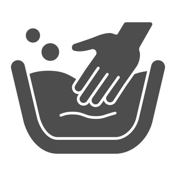 illustrations, cliparts, dessins animés et icônes de main dans le bassin de l’icône solide de l’eau, concept de service de nettoyage, main dans le bol de lavage avec le signe de mousse de savon sur fond blanc, symbole de lavage de main dans le modèle de glyphe pour mobile et web. graphiques vectoriels. - wash bowl