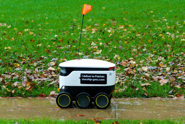 food delivery robot in the rain, george mason university - when it rains it pours stock-fotos und bilder