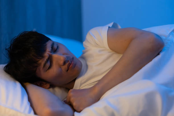 アジアの男性は不眠症を持っています - 不眠症 日本人 ストックフォトと画像