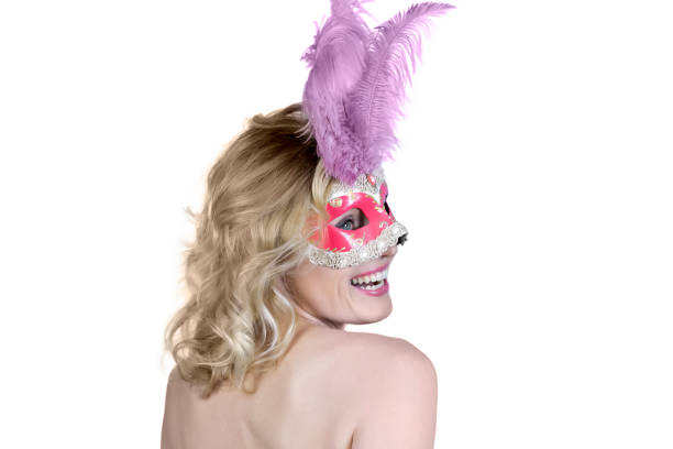 retrato de una mujer con una máscara de carnaval sobre un fondo blanco aislado - face paint human face mask carnival fotografías e imágenes de stock