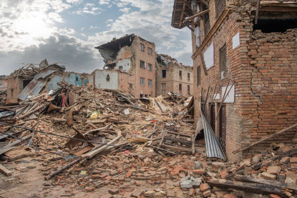 尼泊爾在2015年4月25日大地震後受損。 - 黎克特制 個照片及圖片檔