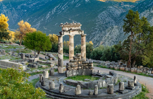 el complejo del templo de athena, incluyendo el delphic tholos, sitio arqueológico de delfos, grecia - profeta fotografías e imágenes de stock