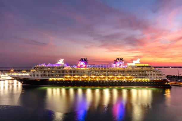 port canaveral, florida, stati uniti - 5 settembre 2019: nave da crociera disney dream attraccata a port canaveral, fl - cruise cruise ship nautical vessel florida foto e immagini stock