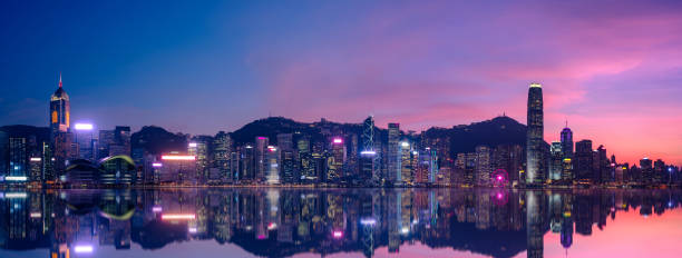 paysage urbain au port de victoria à hong kong - hong kong skyline panoramic china photos et images de collection