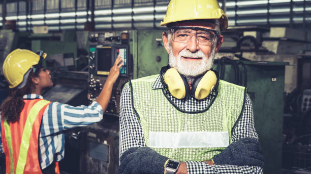 senior trabajador de fábrica o ingeniero retrato de cerca en la fábrica - manager foreman warehouse arms crossed fotografías e imágenes de stock