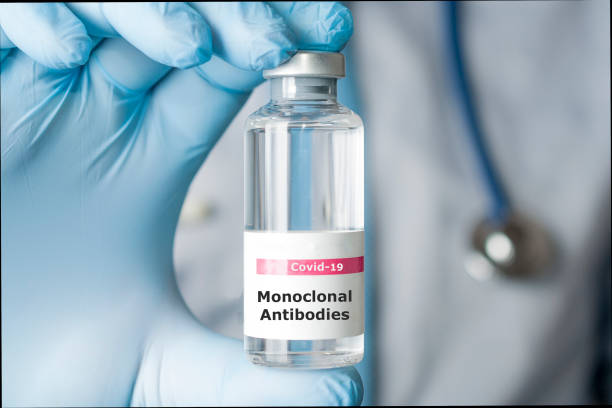 Doctor hold a vial of monoclonal antibodies, a new treatment for coronavirus Covid-19 Doctor hold a vial of monoclonal antibodies, a new treatment for coronavirus Covid-19 cristian stock pictures, royalty-free photos & images