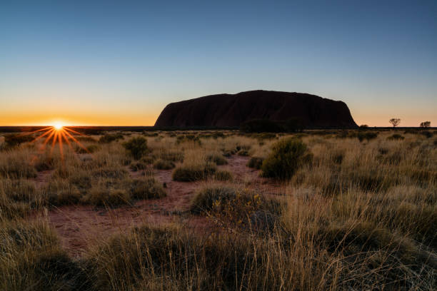 uluru sunrise - northern territory flash photos et images de collection