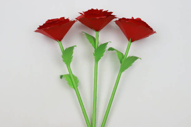 belles fleurs - roses en papier - fleur faite à la main - rose rouge - handmade paper flower single flower rose photos et images de collection