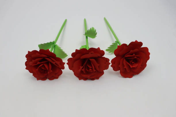 bellissimi fiori - rose di carta - fiore fatto a mano - rosa rossa - handmade paper flower single flower rose foto e immagini stock