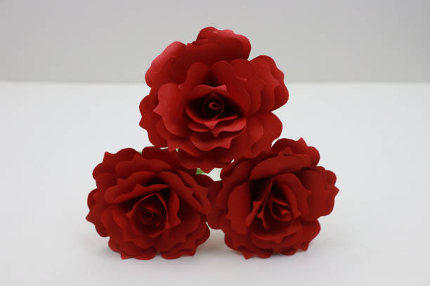 bellissimi fiori - rose di carta - fiore fatto a mano - rosa rossa - handmade paper flower single flower rose foto e immagini stock