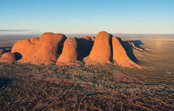 aerial view of kata tjuta in the evening sun - olgas imagens e fotografias de stock