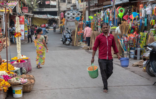 una escena del mercado indio - service occupation candid small business carrying fotografías e imágenes de stock