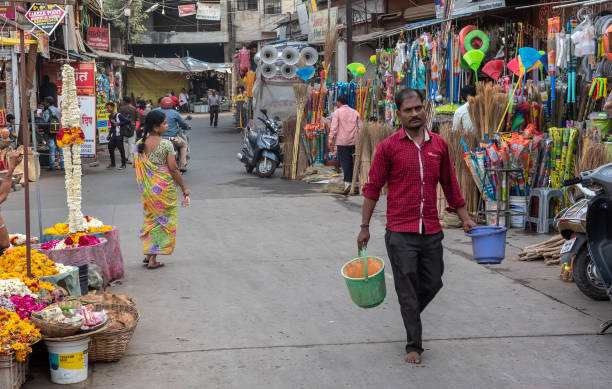 una scena di mercato indiana - service occupation candid small business carrying foto e immagini stock