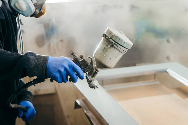 maître peintre dans une usine, bois industriel de peinture avec le pistolet de jet. - gas fitter photos photos et images de collection