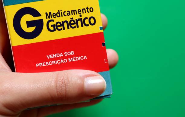 22 de septiembre de 2020, brasil. mujer sosteniendo la caja de medicina con la inscripción "medicina genérica", en portugués. - generics fotografías e imágenes de stock