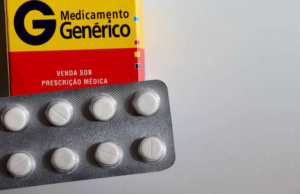 22 septembre 2020 - brésil. boîte de médecine avec l’inscription « médecine générique », en portugais, et des pilules dans un blister pack sur le dessus. - médicament générique photos et images de collection