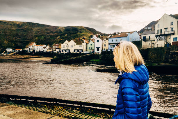 staithes village, yorkshire, inglaterra - york harbor fotografías e imágenes de stock