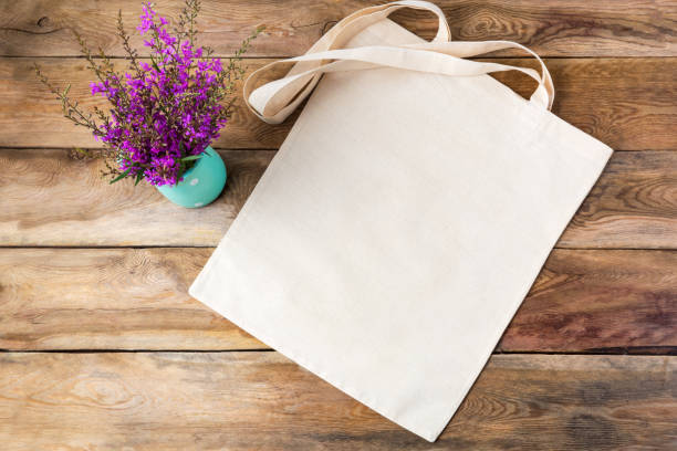 maquette rustique de sac de fourre-tout avec des fleurs pourpres - tote bag photos et images de collection
