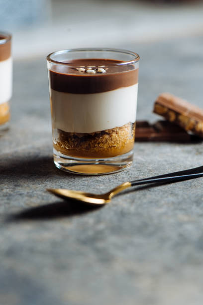 pyszny deser czekoladowy i kremowy w szklance - tiramisu dessert italian culture spoon zdjęcia i obrazy z banku zdjęć