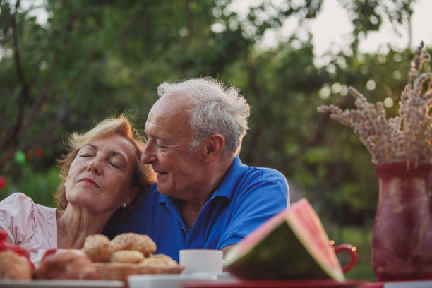 zasłużone relaksujące lata emerytowanej pary - 60 65 years zdjęcia i obrazy z banku zdjęć