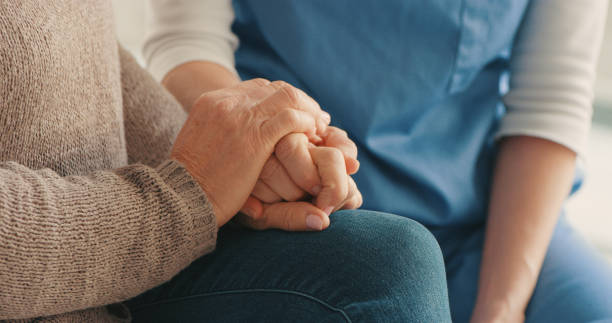 qualunque cosa succeda, sono con te - holding hands human hand senior adult consoling foto e immagini stock