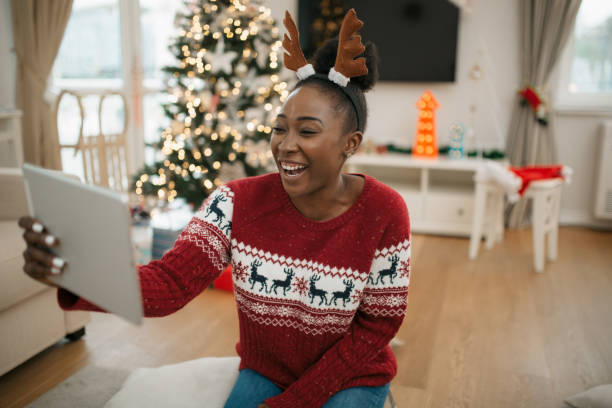 glückliche junge afroamerikanische frau feiert weihnachten zu hause - christmas shopping internet family stock-fotos und bilder
