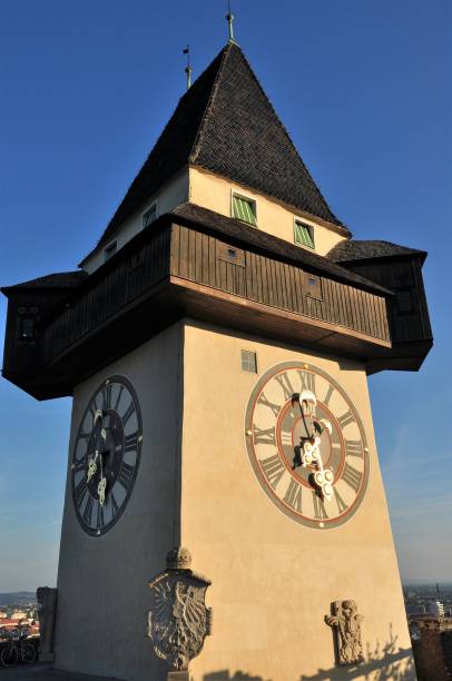 오스트리아 그라츠의 오래된 시계탑 우어투름 - graz clock tower clock austria 뉴스 사진 이미지