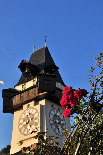 old clock tour horloge à graz, austria - graz clock tower clock austria photos et images de collection