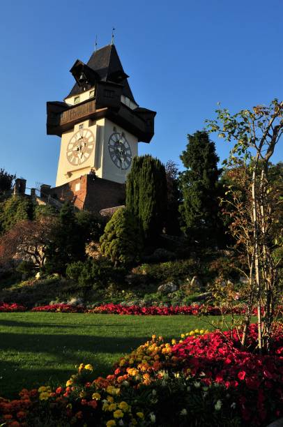 старая башня с часами uhrturm в граце, австрия - graz clock tower clock austria стоковые фото и изображения