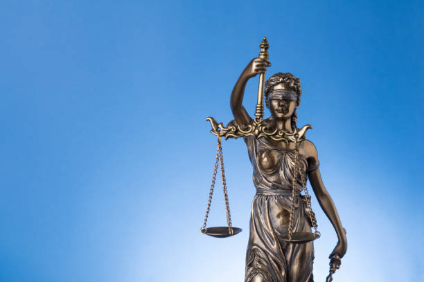 푸른 배경에 정의 테마 또는 저스티니아의 눈가리개 여신 - weight scale justice balance scales of justice 뉴스 사진 이미지
