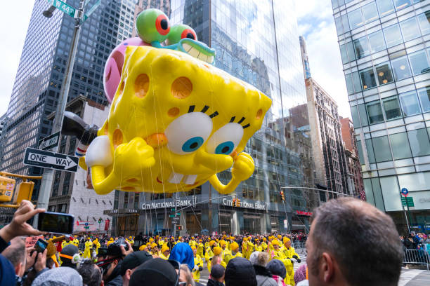 spongebob squarepants ballon schwebt den central park bei der jährlichen macy es thanksgiving day parade hinunter - garment stock-fotos und bilder