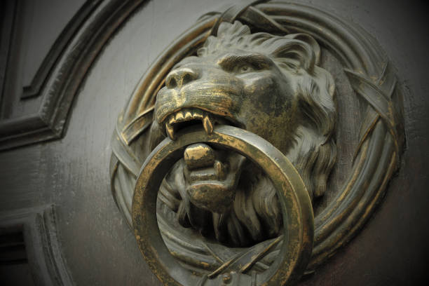 крупным планом старой деревянной двери - door knocker door lion luxury стоковые фото и изображения