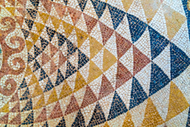 Roman era mosaic floors among the ruins of Ancient Corinth, a city-state (polis) on the Isthmus of Corinth, Peloponnese, Greece. For Christians, Corinth is well known from the two letters of Saint Paul in the New Testament. suelos de mosaico de la época romana entre las ruinas de la antigua corinto, una ciudad-estado (polis) en el istmo de corinto, peloponeso, grecia. para los cristianos, corinto es bien conocido por las dos cartas de san pablo en el nuevo testamento.