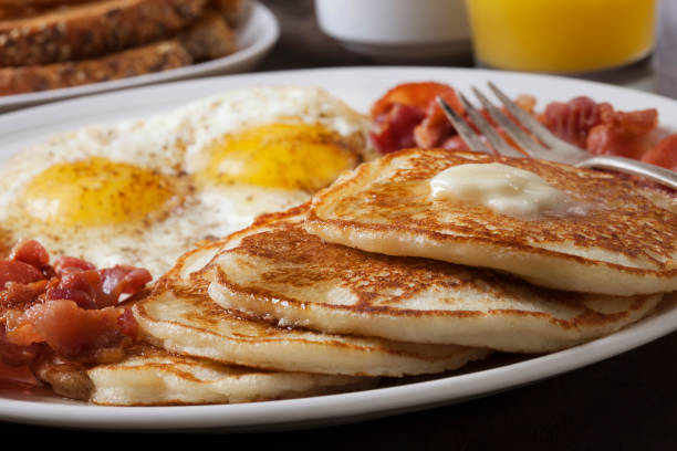 desayuno grand slam con panqueques, tocino, huevos y tostadas - pancake buttermilk buttermilk pancakes equipment fotografías e imágenes de stock