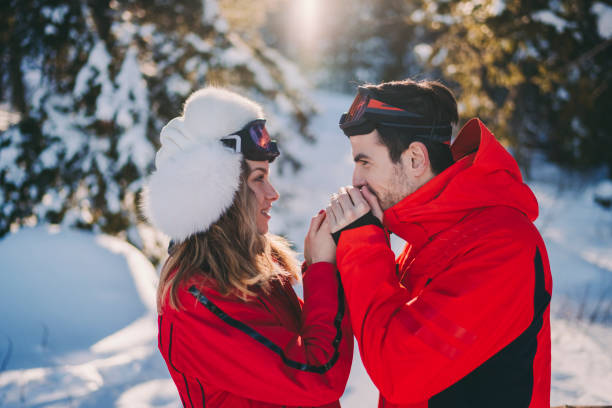 커플 즐기는 함께 겨울 휴가 - romance skiing ski resort couple 뉴스 사진 이미지