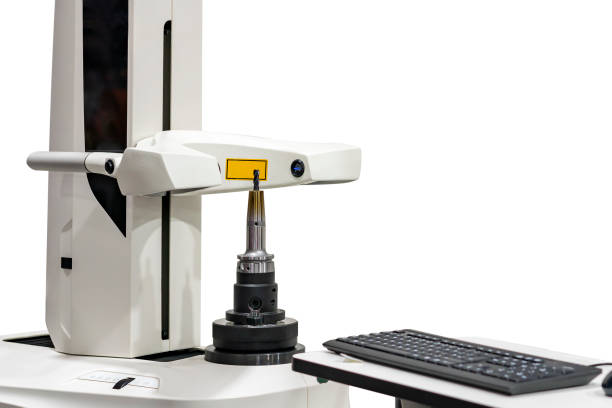 cutting tools for cnc machining center prepare for inspection dimension shape appearance runout etc by high technology & precision universal tool presetter machine isolated + clipping path herramientas de corte para el centro de mecanizado cnc preparan para la escorrentía de la forma de la dimensión de inspección, etc. por la máquina de preajuste de herramienta universal de alta tecnología y precisión aislada + trayectoria de recorte