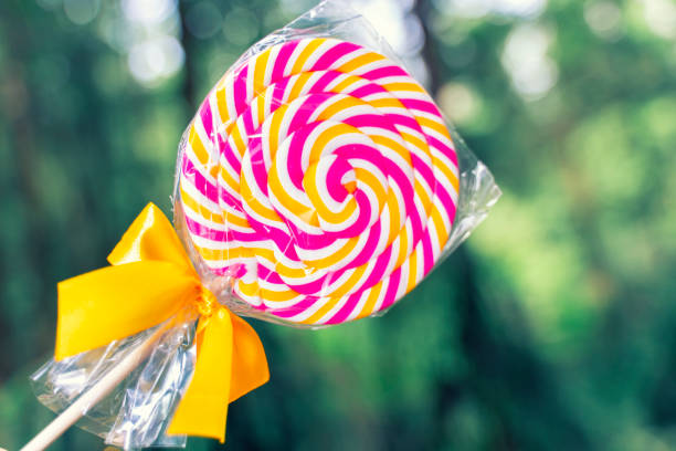 caramelo redondo em um efeito espiral - flavored ice lollipop candy affectionate - fotografias e filmes do acervo