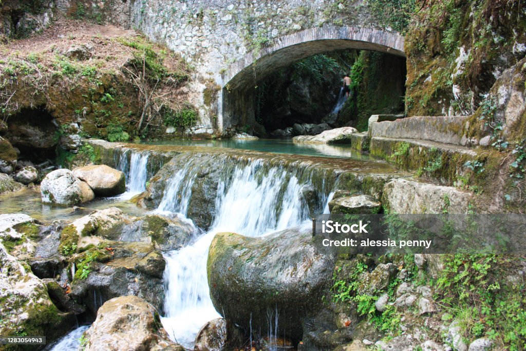 Cây cầu đá candalla bắc qua nước sông ở vùng núi Tuscan ở Ý vào mùa hè - Trả phí Bản quyền Một lần Anpơ Bức ảnh sẵn có Cây cầu đá candalla bắc qua nước sông ở vùng núi Tuscan ở Ý vào mùa hè - Trả phí Bản quyền Một lần Anpơ Bức ảnh sẵn có