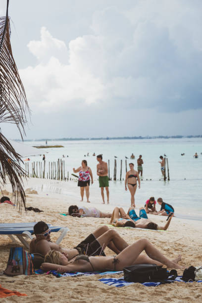 멕시코 칸쿤 근처 이슬라 무제레스 해변에서 일광욕을 즐기는 해변 - isla mujeres mexico beach color image 뉴스 사진 이미지