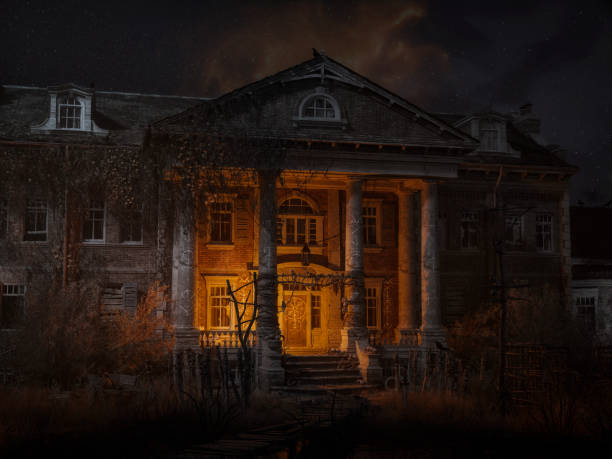 una casa encantada abandonada por la noche. - gothic style horror cemetery spooky fotografías e imágenes de stock