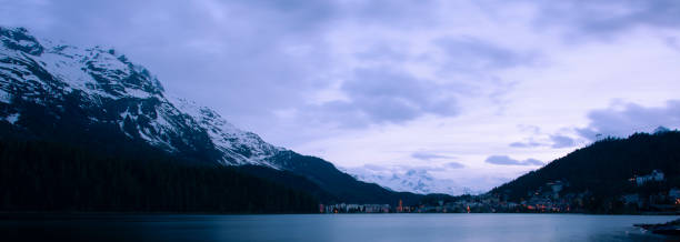 スイスのサンモリッツの高山高級リゾートタウンの夜景パノラマ。 - european alps europe high up lake ストックフォトと画像