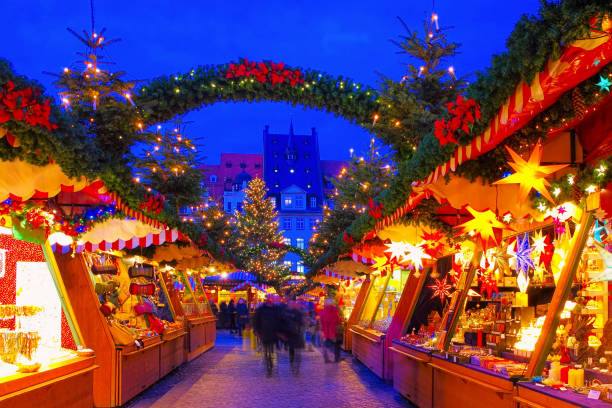 leipziger weihnachtsmarkt am abend - weihnachtsmarkt stock-fotos und bilder