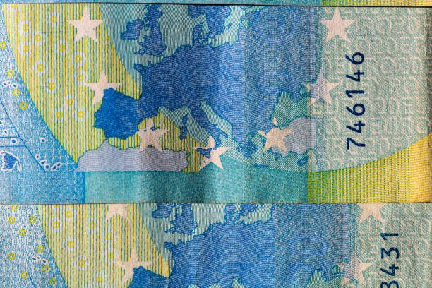 selektywne skupienie się na szczegółach banknotów euro. zbliżenie makro szczegółów banknotów pieniężnych, 20 euro odizolowane. koncepcja światowych pieniądza, inflacja i koncepcja gospodarki - 4606 zdjęcia i obrazy z banku zdjęć