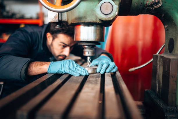 trabajador de turner trabajando en brocas en un taller - drill equipment dirty work tool fotografías e imágenes de stock