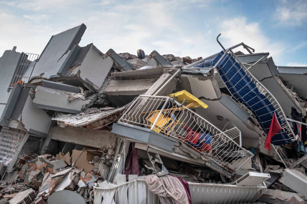 verwoeste gebouwen als gevolg van aardbeving - earthquake turkey stockfoto's en -beelden