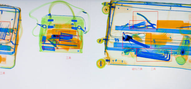 보안 검사 장비 스캔 수하물 - x ray airport luggage security 뉴스 사진 이미지