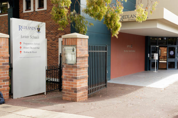 redlands grammar school près de military road, cremorne. porte de la rue allister - cremorne gate photos et images de collection