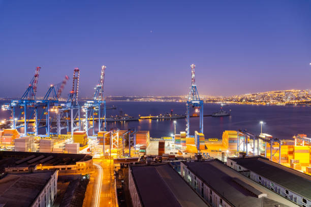 valparaiso hafen bei nacht - valparaiso stock-fotos und bilder