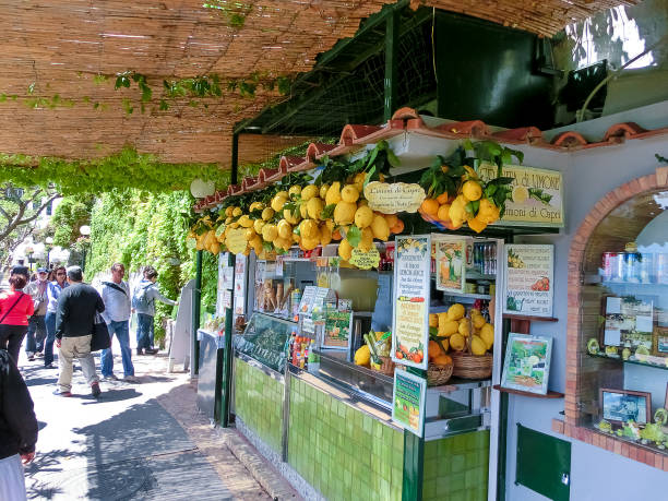 quiosque de sorvete em capri decorado com limões pendurados e venda de gelo de limão. capri, itália, junho de 2019 - editorial europe food drink - fotografias e filmes do acervo